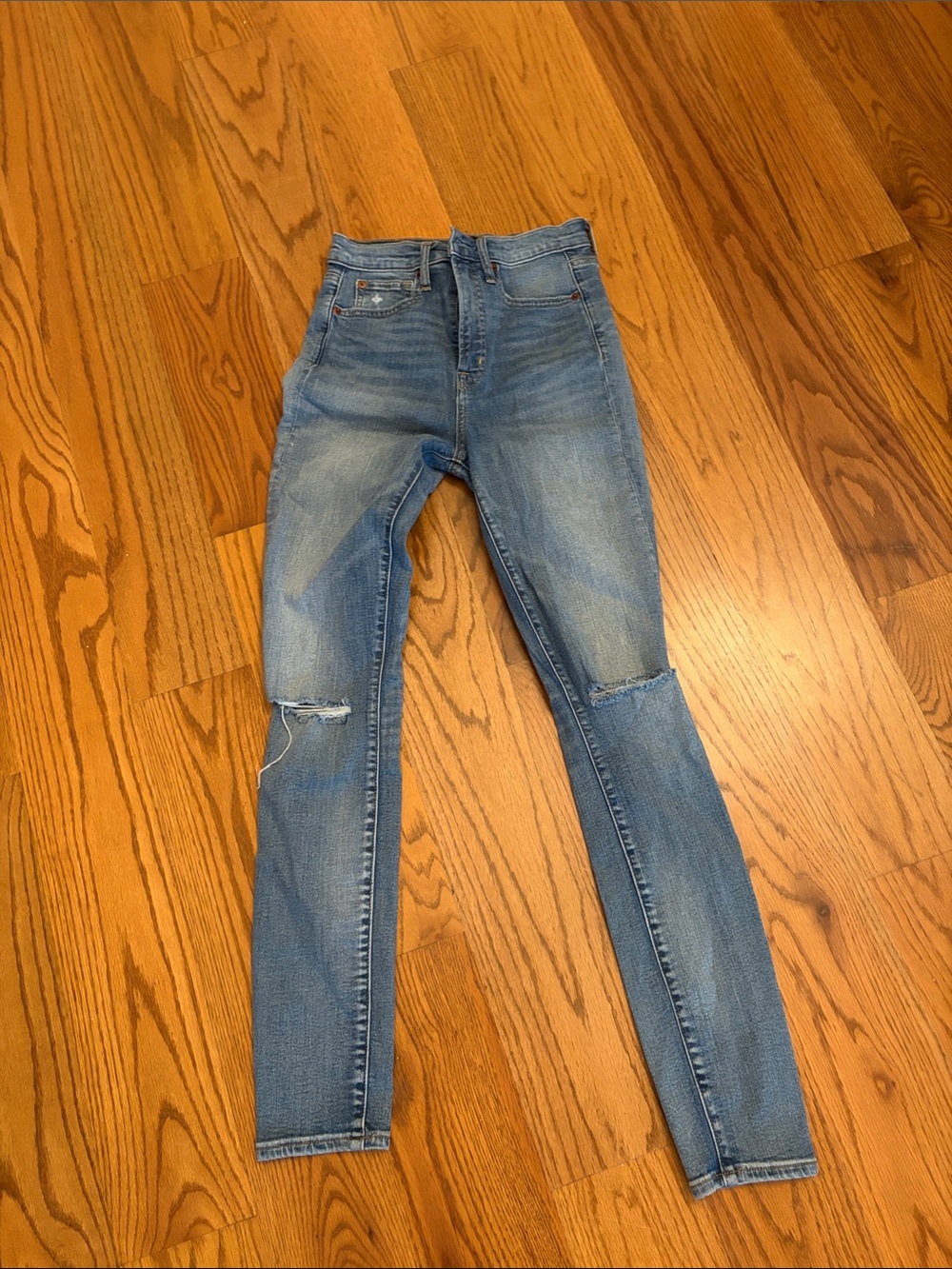 GAP Light Wash Skinny Jeans with Knee Rips 26 long
